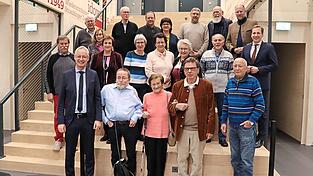 Hat Grund zum Strahlen: Der Stiftungsbeirat der Bürgerstiftung mit OB Markus Pannermayr (vorne links), daneben Stifter Herbert Pfleger und Stiftungs-Projektleiter Gerhard Schmid (vorne 2.v.r.).