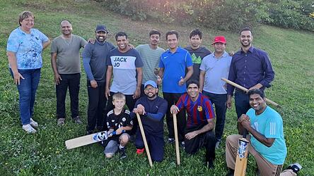 Bürgermeisterin Barbara Haimerl freut sich, dass Cricket nun auch in ihrer Gemeinde gespielt wird. Der große Zuspruch der indischen Priester und der örtlichen Zuschauer zeigt, wie gut der Sport angenommen wird. Auf dem Foto kniet Pfarrer Tinu in der Mitte, (Zweiter von links), links daneben Kilian, der Walder Ministrant. Bürgermeisterin Barbara Haimerl freut sich, dass Cricket nun auch in ihrer Gemeinde gespielt wird. Der große Zuspruch der indischen Priester und der örtlichen Zuschauer zeigt, wie gut der Sport angenommen wird. Auf dem Foto kniet Pfarrer Tinu in der Mitte, (Zweiter von links), links daneben Kilian, der Walder Ministrant.