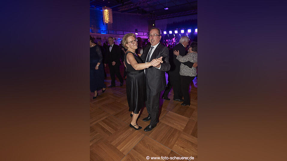 Die Metzgerzunft hat am Samstagabend in die Joseph-von-Fraunhofer-Halle eingeladen. Die Metzgerzunft hat am Samstagabend in die Joseph-von-Fraunhofer-Halle eingeladen.