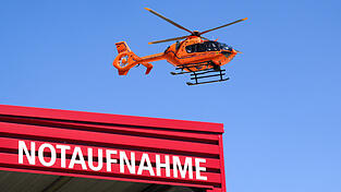 Ein 42-J&auml;hriger kam nach einem Betriebsunfall ins Krankenhaus. (Symbolbild)
