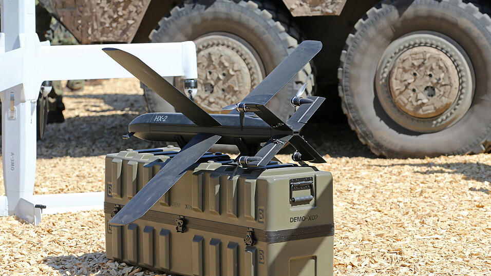 Das R&uuml;stungsunternehmen Helsing, das in Hallbergmoos eine &bdquo;Resilienzfabrik&ldquo; errichten m&ouml;chte, entwickelt unter anderem KI-gesteuerte Drohnen des Typs HX-2.