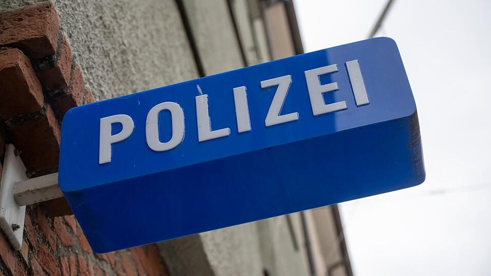 Die Polizei sichert die Unfallstelle. (Symbolbild)
