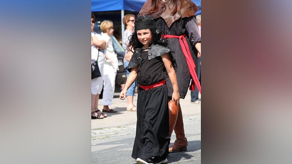 Die schönsten Augenblicke des historischen Drachenstich-Festzuges 2016. Die schönsten Augenblicke des historischen Drachenstich-Festzuges 2016.