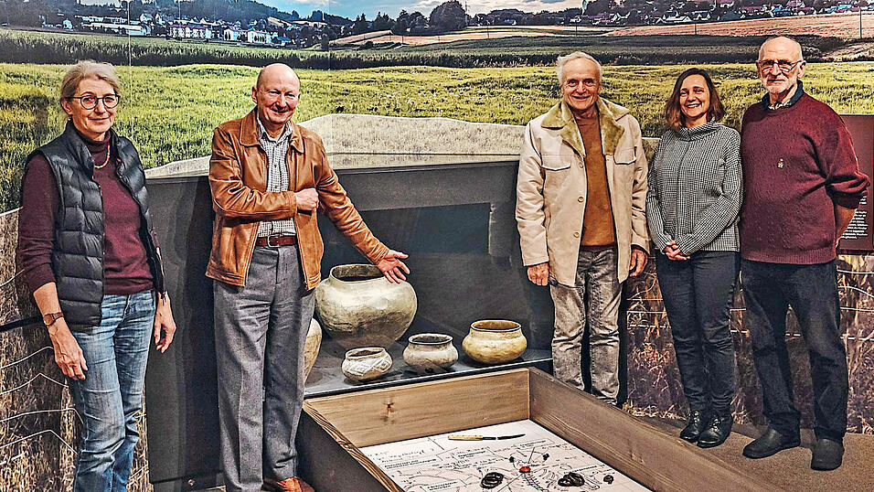 Das Bruckberger Team mit dem Britischen Archäologen Dr. Nigel Mills in der 'Grabecke' des Museums Vinum Celticum (v.l.): Helga Baier, Dr. Nigel Mills, Vitus Lechner, Dagmar Michel und Sepp Kreileder. Das Bruckberger Team mit dem Britischen Archäologen Dr. Nigel Mills in der 'Grabecke' des Museums Vinum Celticum (v.l.): Helga Baier, Dr. Nigel Mills, Vitus Lechner, Dagmar Michel und Sepp Kreileder.