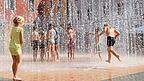Ein Wasserspiel wie hier in Regensburg sorgt an heißen Tagen verlässlich für Abkühlung. Doch das Thema Hitze spielt auch bei stadtplanerischen Aspekten zunehmend eine Rolle. Derartige Maßnahmen sind zwar weniger sichtbar, aber oft genauso wirksam.