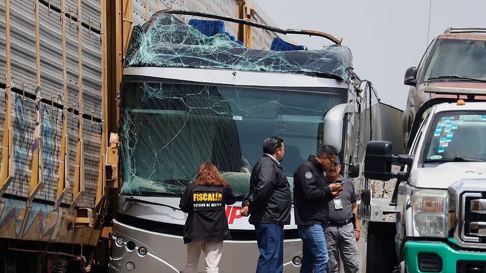 Der Busfahrer soll versucht haben, es noch vor dem Zug auf die andere Seite zu schaffen. Der Busfahrer soll versucht haben, es noch vor dem Zug auf die andere Seite zu schaffen.