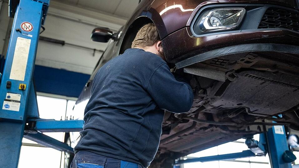 Die Preise für Autoreparaturen haben deutlich angezogen. (Archivbild) Die Preise für Autoreparaturen haben deutlich angezogen. (Archivbild)