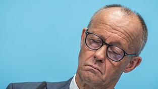 Merz gibt sich nach dem Wahldebakel erschüttert und selbstkritisch. Merz gibt sich nach dem Wahldebakel erschüttert und selbstkritisch.