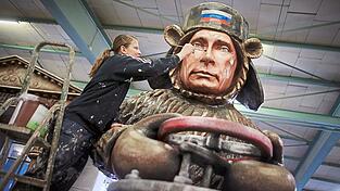 Im Mainzer Karneval 2015 noch Satire, inzwischen ein Szenario, auf das sich die Bundesregierung konkret vorbereitet: Russlands Präsident Wladimir Putin droht, den Gashahn zuzudrehen. Im Mainzer Karneval 2015 noch Satire, inzwischen ein Szenario, auf das sich die Bundesregierung konkret vorbereitet: Russlands Präsident Wladimir Putin droht, den Gashahn zuzudrehen.