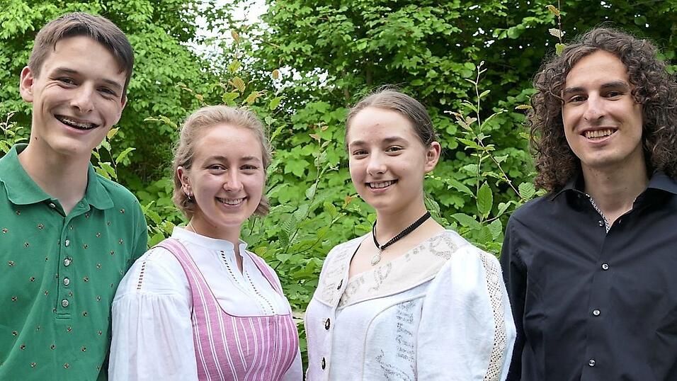Sie spielen 'Fidel' und 'Reserl' (v. l.): Nepomuk Fichtner, Anna Kiermeier, Magdalena Neumeier und Alexander Bauer.