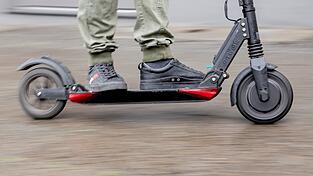 Ein Unfallforscher fordert eine Altersgrenze und einen Führerschein für E-Scooter. (Symbolbild)