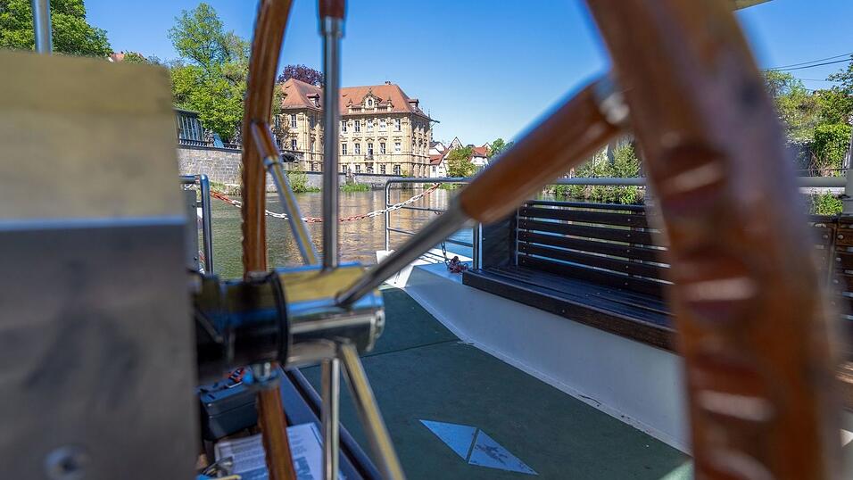Die F&auml;hre steuert am K&uuml;nstlerhaus Villa Concordia vorbei