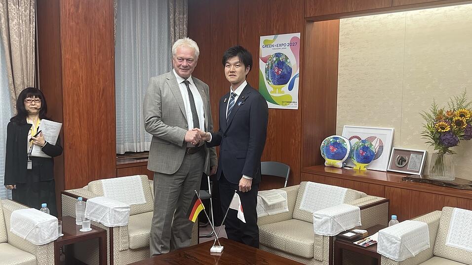 Alois Rainer (Mitte) bereist derzeit Japan und China - auch, um die Märkte wieder für Schweinefleisch-Exporte zu erschließen. Hier beim Handschlag mit Japans Landwirtschaftsminister Norikazu Suzuki. Alois Rainer (Mitte) bereist derzeit Japan und China - auch, um die Märkte wieder für Schweinefleisch-Exporte zu erschließen. Hier beim Handschlag mit Japans Landwirtschaftsminister Norikazu Suzuki.