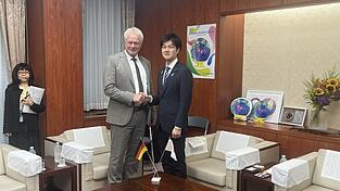 Alois Rainer (Mitte) bereist derzeit Japan und China - auch, um die Märkte wieder für Schweinefleisch-Exporte zu erschließen. Hier beim Handschlag mit Japans Landwirtschaftsminister Norikazu Suzuki. Alois Rainer (Mitte) bereist derzeit Japan und China - auch, um die Märkte wieder für Schweinefleisch-Exporte zu erschließen. Hier beim Handschlag mit Japans Landwirtschaftsminister Norikazu Suzuki.