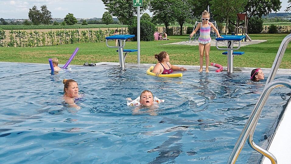 Aktuell finden in dem runderneuerten Freibad in Großköllnbach Schwimmkurse für Kinder statt, organisiert vom Förderverein des Bads „Freibad4ever“. Aktuell finden in dem runderneuerten Freibad in Großköllnbach Schwimmkurse für Kinder statt, organisiert vom Förderverein des Bads „Freibad4ever“.