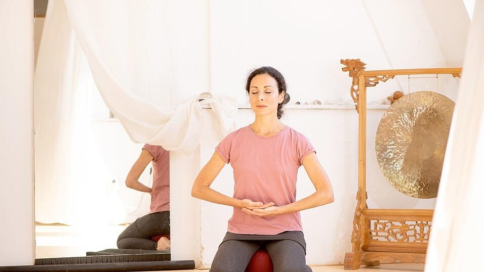 Ausgleich finden: Meditation und Atemübungen helfen gegen Stress. Ausgleich finden: Meditation und Atemübungen helfen gegen Stress.