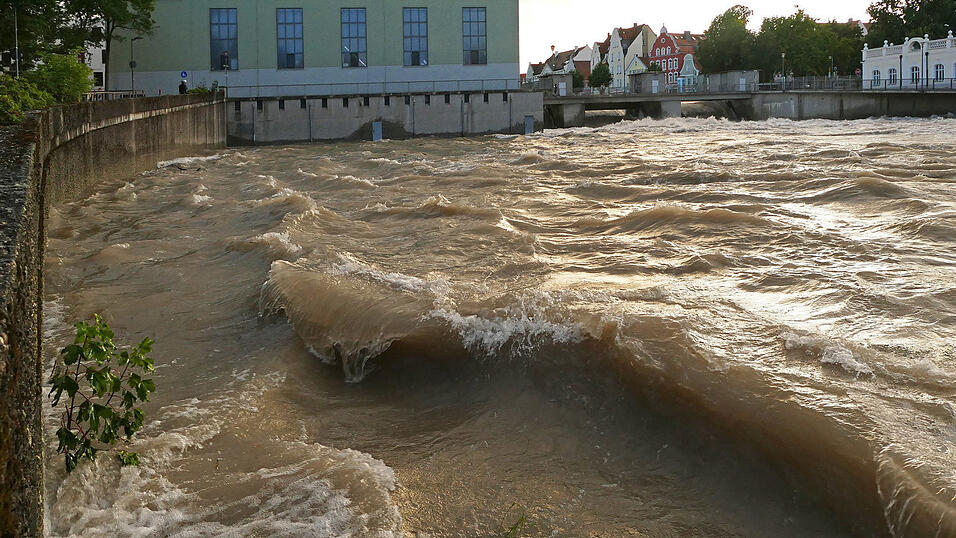 Sieht spektakulär aus, doch liegt die Isar noch weit unter Hochwasserniveau. Das Grundwasser steigt durch die Niederschläge nicht an. Sieht spektakulär aus, doch liegt die Isar noch weit unter Hochwasserniveau. Das Grundwasser steigt durch die Niederschläge nicht an.