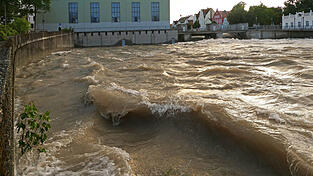 Sieht spektakulär aus, doch liegt die Isar noch weit unter Hochwasserniveau. Das Grundwasser steigt durch die Niederschläge nicht an.