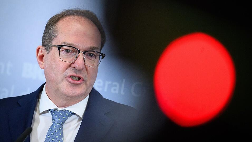 Seit seinem Amtsantritt im Mai 2025 legt Bundesinnenminister Alexander Dobrindt (CSU) den Fokus darauf, dass weniger Asylbewerber nach Deutschland kommen. Ukraine-Fl&uuml;chtlinge m&uuml;ssen in den EU-Staaten keinen Asylantrag stellen, sondern werden direkt aufgenommen und d&uuml;rfen arbeiten. (Archivfoto)