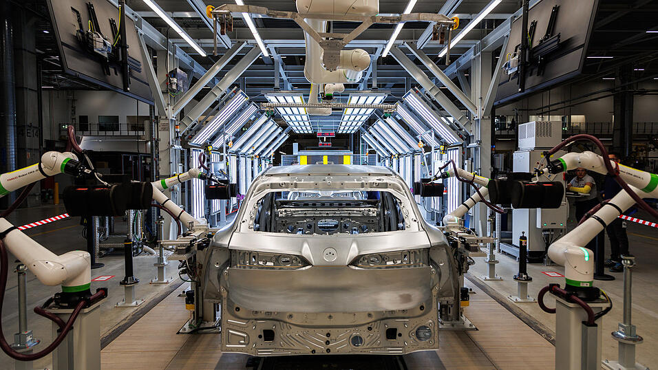 Im Karosseriebau nehmen die Fahrzeuge Form an. Im Karosseriebau nehmen die Fahrzeuge Form an.