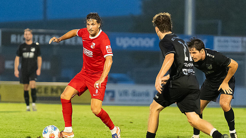 Die SpVgg Hankofen um Marco Stefandl (in Rot) absolviert in Heimstetten ein „perfektes Auswärtsspiel“, wie es Cheftrainer Tobias Beck betitelt. Die SpVgg Hankofen um Marco Stefandl (in Rot) absolviert in Heimstetten ein „perfektes Auswärtsspiel“, wie es Cheftrainer Tobias Beck betitelt.