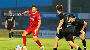 Die SpVgg Hankofen um Marco Stefandl (in Rot) absolviert in Heimstetten ein &bdquo;perfektes Ausw&auml;rtsspiel&ldquo;, wie es Cheftrainer Tobias Beck betitelt.