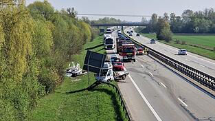 Der Kleintransporter wurde in Folge der Kollision gegen ein Autohof-Schild geschleudert.