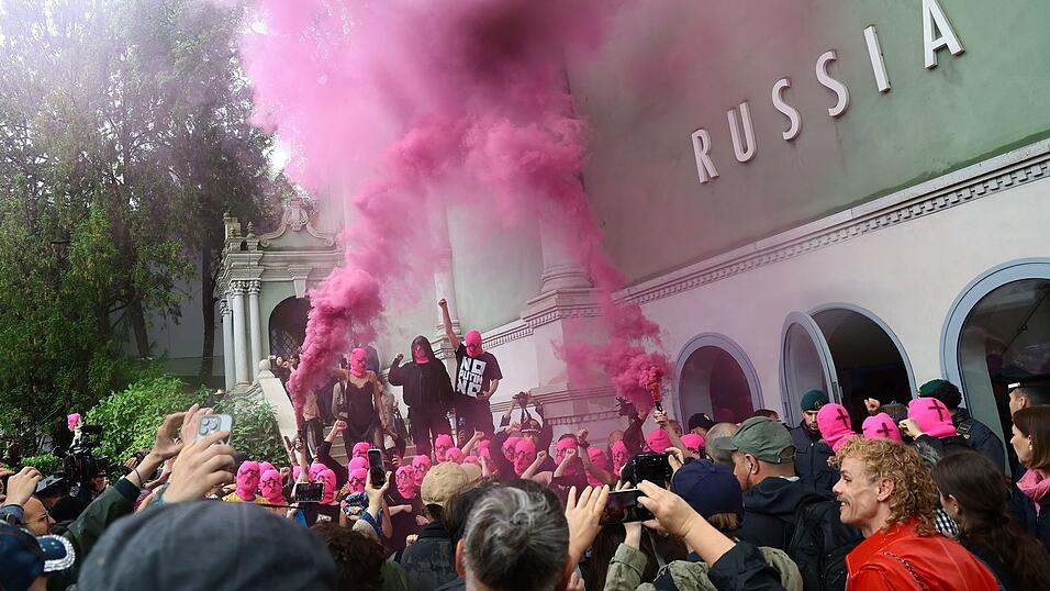 Die Gruppierungen Pussy Riot und Femen haben schon vor dem offiziellen Biennale-Start farbenfroh gegen Russlands Anwesenheit demonstriert.
