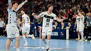 Die Kieler Spieler bejubeln einen Treffer.