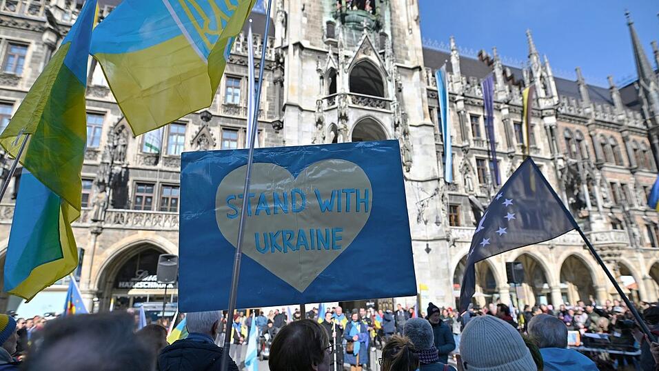 Die Demonstrierenden sprachen sich für eine anhaltende Unterstützung der Ukraine aus.