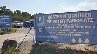 Auf diesem Schotterplatz haben Autobesitzer Knöllchen bekommen - wohl vollkommen unberechtigt.