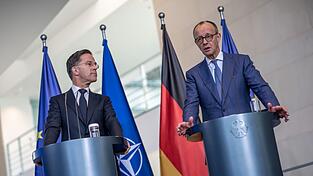Im Zentrum der Gespräche von Kanzler Friedrich Merz (CDU) mit Nato-Generalsekretär Mark Rutte standen die Verhandlungen über eine Friedenslösung für die Ukraine. Im Zentrum der Gespräche von Kanzler Friedrich Merz (CDU) mit Nato-Generalsekretär Mark Rutte standen die Verhandlungen über eine Friedenslösung für die Ukraine.