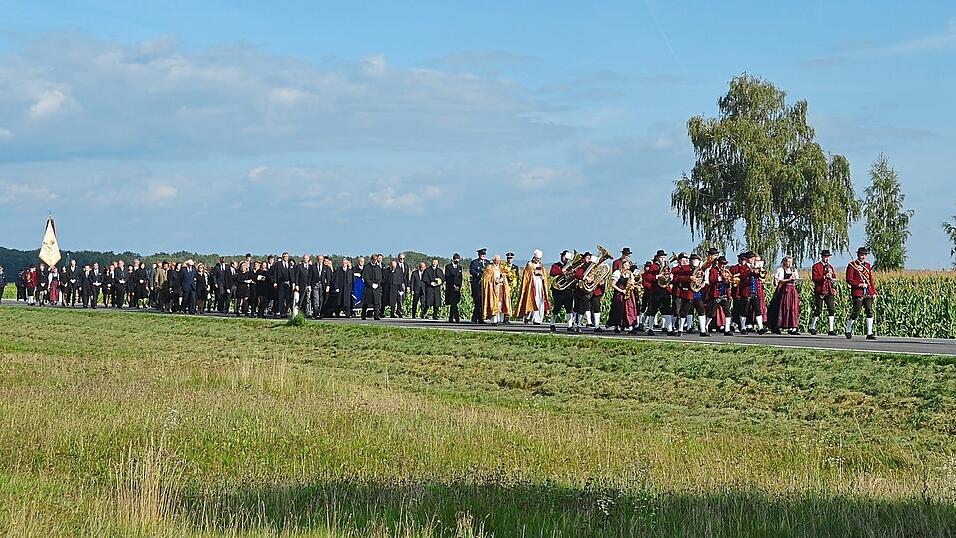 Ein würdevoller Trauerzug bewegte sich vom Schloss zur Pfarrkirche Kurzenisarhofen. Ein würdevoller Trauerzug bewegte sich vom Schloss zur Pfarrkirche Kurzenisarhofen.