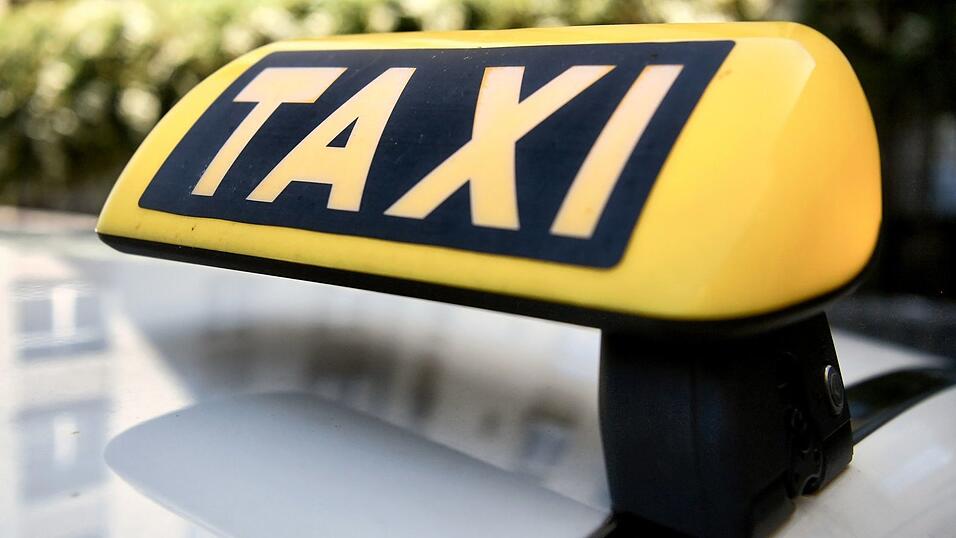 Der Taxifahrer wurde schwer verletzt in eine Klinik geflogen. (Symbolbild)
