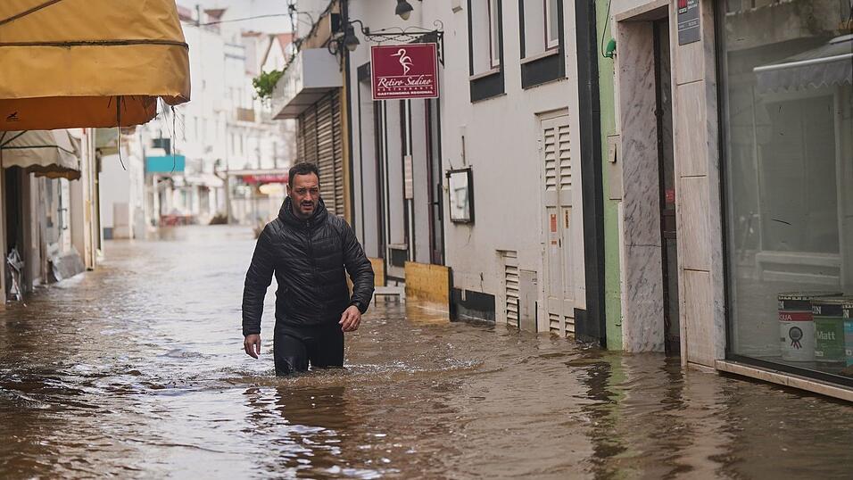 Viele Orte in Portugal standen nach Starkregen unter Wasser. Am Samstag zog ein weiteres Atlantiktief &uuml;ber das Land hinweg.