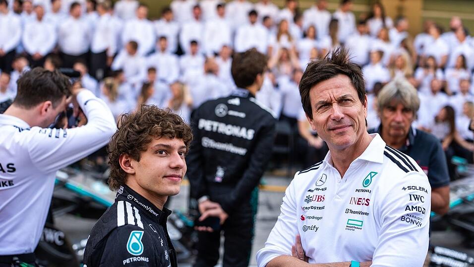 Mercedes-Teamchef Toto Wolff (r) will nicht per Stallorder eingreifen. (Archivbild)