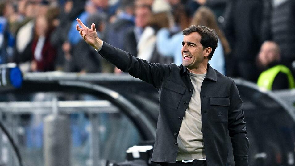 Bayer-Coach Carles Martínez feiert mit seiner Mannschaft den vierten Sieg in Folge. Bayer-Coach Carles Martínez feiert mit seiner Mannschaft den vierten Sieg in Folge.