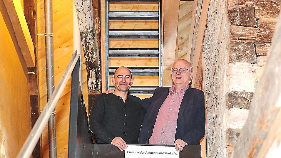 Hausherr Markus Stenger (links) und Josef Wiesmüller, Vorsitzender der Altstadtfreunde kooperieren bei der Belebung des Denkmals.