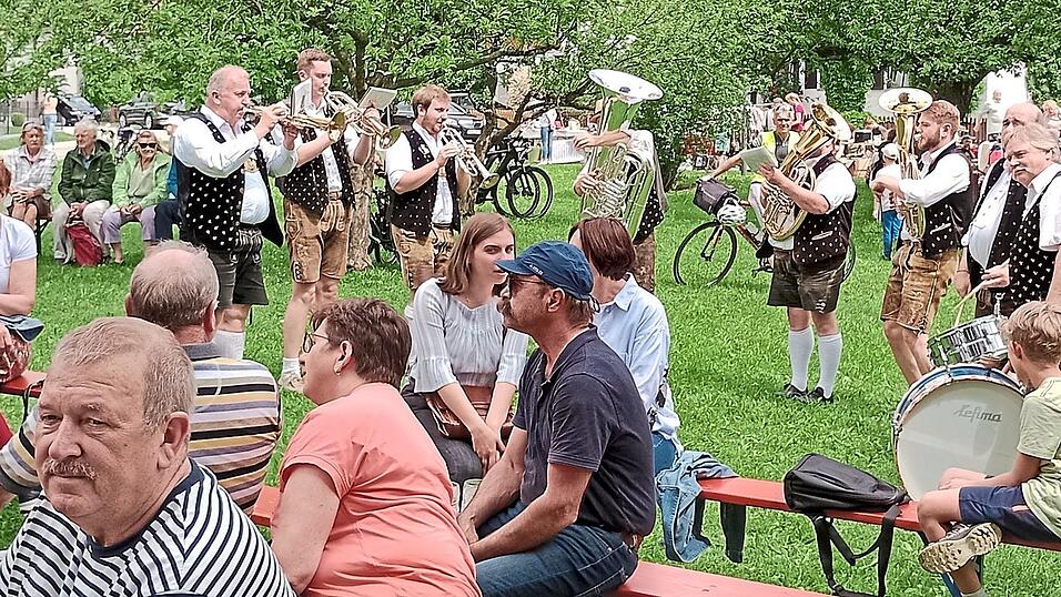 Nach zwei Jahren Pause wegen der Corona-Pandemie konnte das Donaufest in Niederalteich heuer wieder in gewohntem Rahmen stattfinden und lockte zahlreiche Besucher an. Nach zwei Jahren Pause wegen der Corona-Pandemie konnte das Donaufest in Niederalteich heuer wieder in gewohntem Rahmen stattfinden und lockte zahlreiche Besucher an.