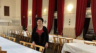Edeltraud Groß im Festsaal. In diesen Saal hat sie sich vor rund 50 Jahren so verliebt, dass sie das damals marode Wirtshaus sofort kaufte.