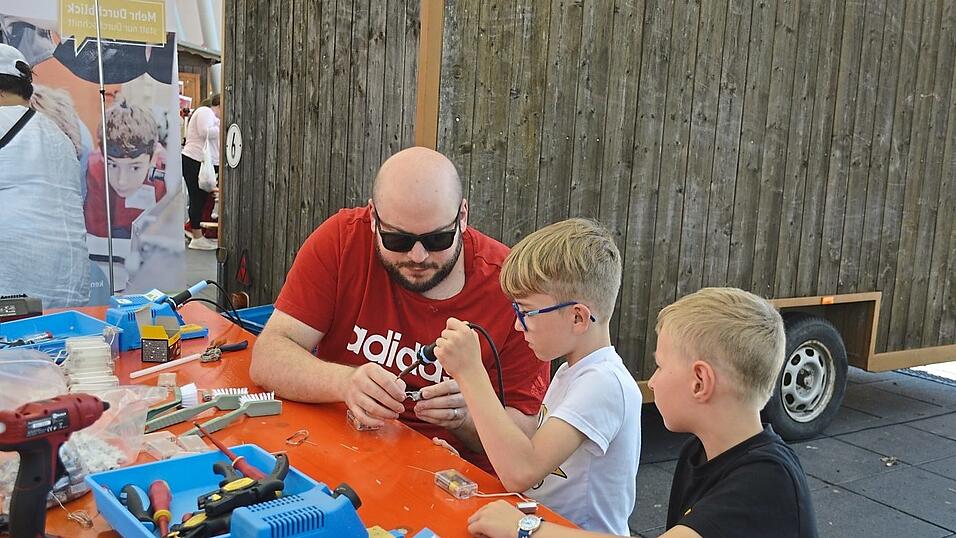 Feine L&ouml;tarbeiten waren beim Verein &bdquo;Technik f&uuml;r Kinder&ldquo; gefragt.