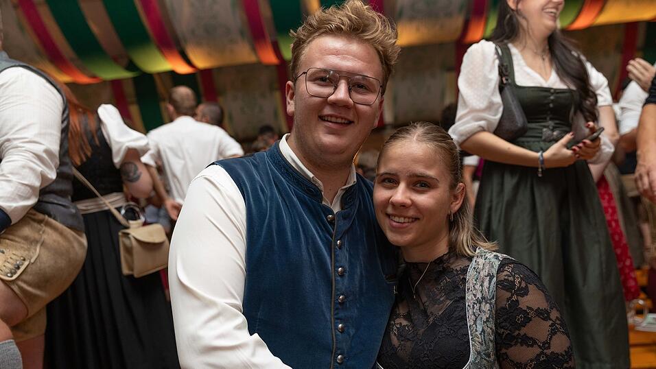 Die Partybilder vom Dienstag, 11. August, aus dem Festzelt Weckmann. Die Partybilder vom Dienstag, 11. August, aus dem Festzelt Weckmann.
