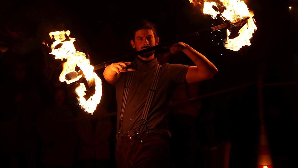 Feuerkünstler Michael Röhrl begeisterte mit seiner Feuershow. Feuerkünstler Michael Röhrl begeisterte mit seiner Feuershow.