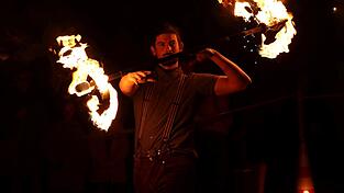 Feuerkünstler Michael Röhrl begeisterte mit seiner Feuershow. Feuerkünstler Michael Röhrl begeisterte mit seiner Feuershow.