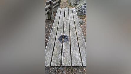 Auf irgendeine Weise zu z&uuml;ndeln oder gar ein Lagerfeuer zu machen ist auf dem Hirschenstein verboten, aber nicht alle halten sich an das Verbot, trotz empfindlicher Strafen.