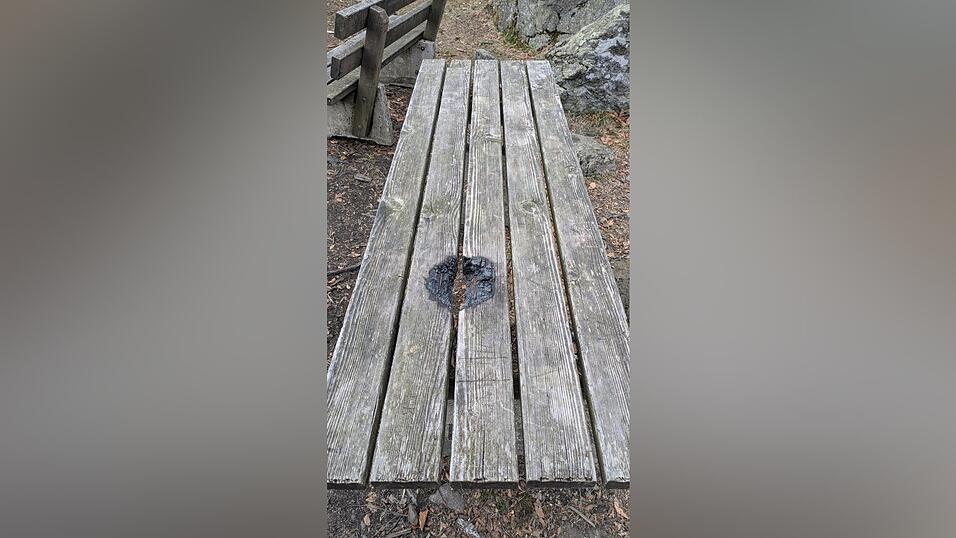 Auf irgendeine Weise zu z&uuml;ndeln oder gar ein Lagerfeuer zu machen ist auf dem Hirschenstein verboten, aber nicht alle halten sich an das Verbot, trotz empfindlicher Strafen.