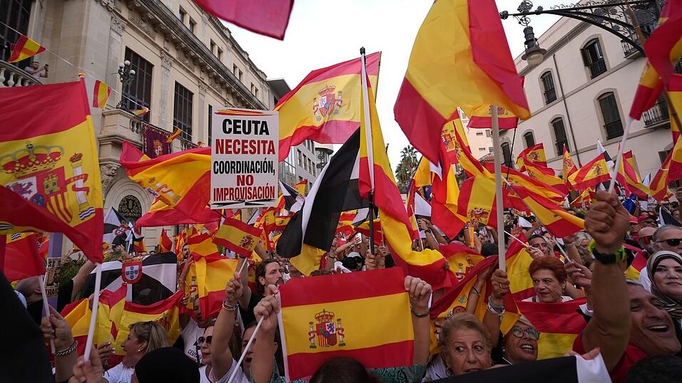 In Spaniens Nordafrika-Exklave Ceuta demonstrierten Tausende für eine Rückkehr zur Normalität und zum Verbleib bei Spanien. In Spaniens Nordafrika-Exklave Ceuta demonstrierten Tausende für eine Rückkehr zur Normalität und zum Verbleib bei Spanien.