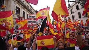 In Spaniens Nordafrika-Exklave Ceuta demonstrierten Tausende f&uuml;r eine R&uuml;ckkehr zur Normalit&auml;t und zum Verbleib bei Spanien.