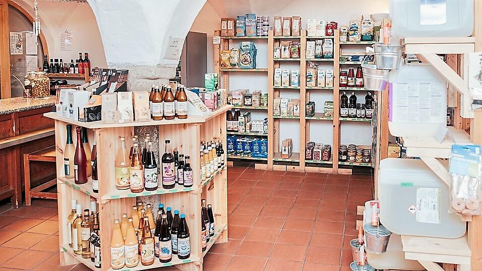 Im Hofladen gibt es neben eigenen Erzeugnissen auch zugekaufte Produkte und solche, die unverpackt sind und selbst abgef&uuml;llt werden k&ouml;nnen.
