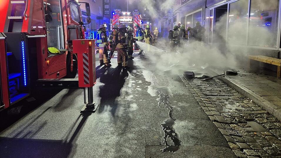 In einem Chamer Fotostudio bricht in der Nacht von Freitag auf Samstag ein Feuer aus. Umfangreich alarmiert die Leitstelle Regensburg Einsatkr&auml;fte.